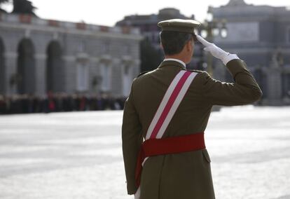 Saludo militar del rey Felipe VI, con uniforme de gala del Ejército de Tierra, en la celebración de la Pascua Militar en el Palacio Real de Madrid, el 6 de enero de 2016.