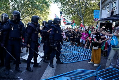 Manifestantes propalestinos junto a agentes de la Policía Nacional en Madrid.