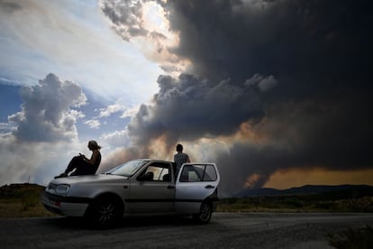 Dos jóvenes observan las columnas de humo en Góis.