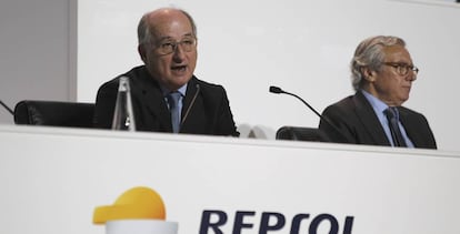 Antonio Brufau (izquierda), junto a Luis Suárez de Lezo, en la junta de accionistas de 2015. 