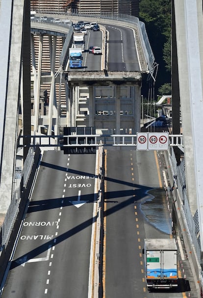 Camiones y automóviles parados en el puente Morandi, el 15 de agosto de 2018.