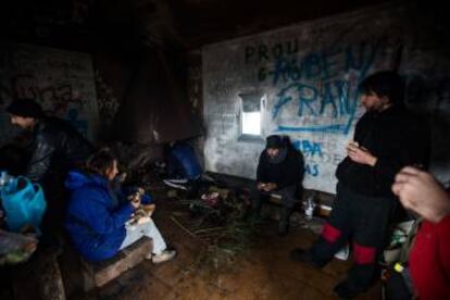 Participantes en la jornada de restauraci&oacute;n del monte almuerzan en el refugio de San Mamede.