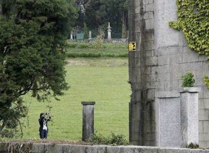 Una técnica de la Consellería de Cultura toma fotografías de los exteriores del Pazo de Meirás.