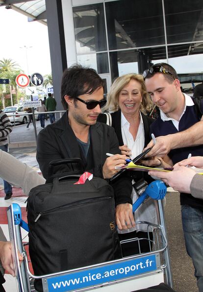 A su llegada al aeropuerto, Gael García Bernal firma autógrafos para sus admiradores