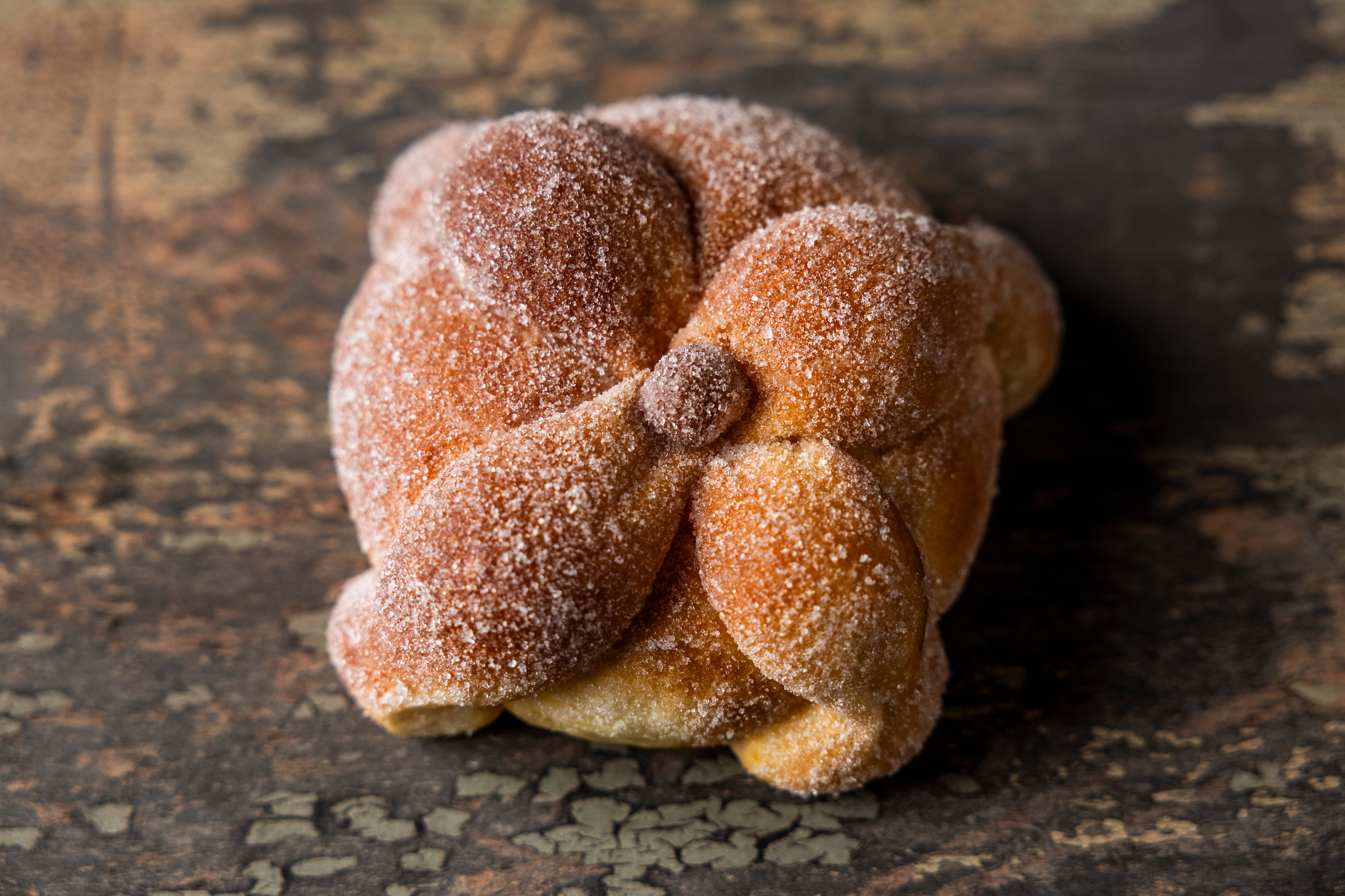 Pan de muerto de la panadería mexicana Molino Manuela, en Madrid. La decoración de este dulce representa los huesos y la cabeza del difunto.