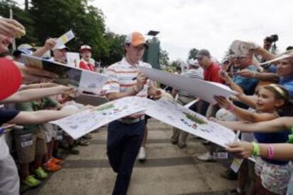 McIlroy firma autógrafos en Merion.