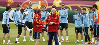 Del Bosque, en el centro, sonríe en un entrenamiento de la selección.