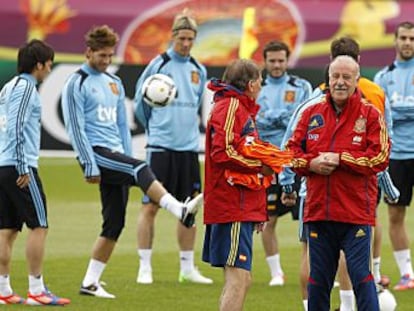 Del Bosque, en el centro, sonríe en un entrenamiento de la selección. 