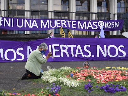 Una mujer prepara un altar maya en recuerdo de las víctimas de feminicidios delante de la Corte Suprema en Ciudad de Guatemala este 25 de noviembre.