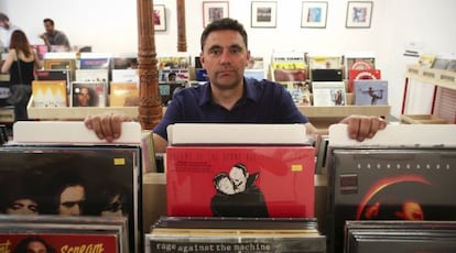 Phil Barton, en su tienda madrileña.