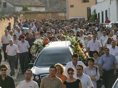 Decenas de personas despiden a la única mujer del retén, Mercedes Vives, en Humanes (Guadalajara).