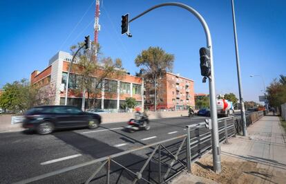 Instalación de semáforos en el tramo urbano de la A-5 a su paso sobre la avenida de los Poblados.