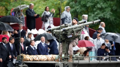 Uno de los vehículos militares que ha desfilado a su paso por la tribuna de autoridades.