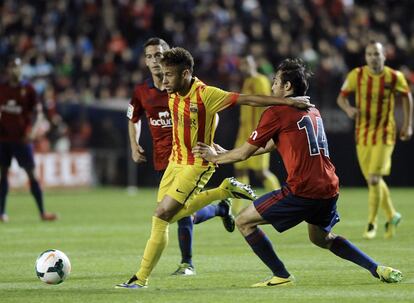 Neymar se marcha de Alejandro Arribas en el Sadar.