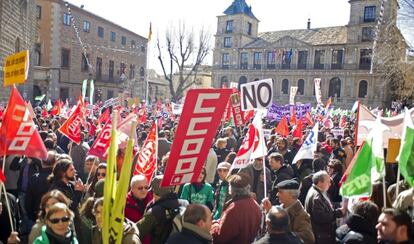 Miles de personas se manifiestan en Toledo en defensa de lo p&uacute;blico.