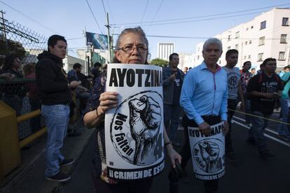 Argelia, de 57 años: "Estoy por solidaridad. Por todas las injusticias que está cometiendo el Estado en todo el país, no solo en Ayotzinapa y por todos los desaparecidos. Yo soy madre de dos hijos, y entiendo el dolor de los padres y nadie tiene derecho a desaparecer a los seres humanos".