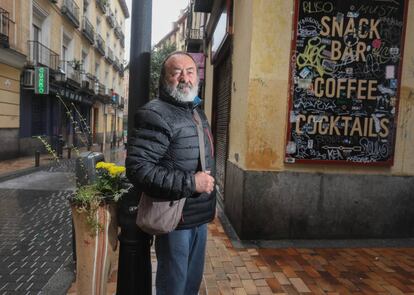 Juan Pérez, posando frente a sus pantalones en la calle Pez.