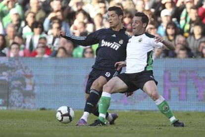 Cristiano Ronaldo intenta llevarse  el balón pese a la oposición de  Arana.