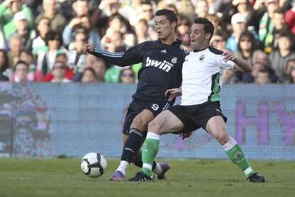 Cristiano Ronaldo intenta llevarse el balón pese a la oposición de Arana.