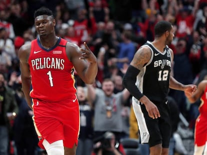 Zion Williamson celebra uno de sus triples ante los Spurs.