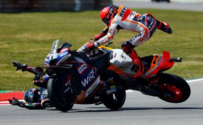 Marc Márquez y Miguel Oliveira en el momento del choque en el Gran Premio de Portugal este domingo.