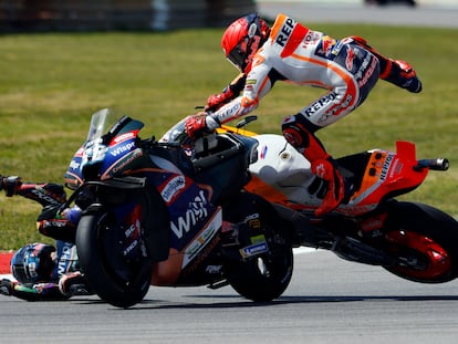 Marc Márquez y Miguel Oliveira en el momento del choque en el Gran Premio de Portugal este domingo.