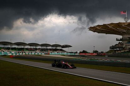 Alonso rueda bajo las nubes en la clasificación del Gran Premio de Malasia