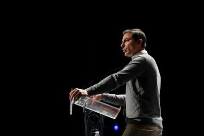 El secretario general del PSOE-M, Juan Lobato, durante un discurso celebrado en Móstoles a principios de marzo.