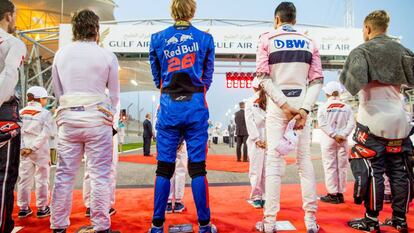 Fernando Alonso, a la izquierda, y Hartley, de Toro Rosso, durante el GP de Bahréin.