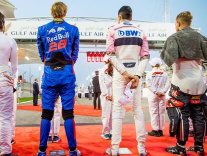 Fernando Alonso, a la izquierda, y Hartley, de Toro Rosso, durante el GP de Bahréin.