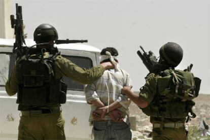 Soldados israelíes detienen ayer a un militante de las Brigadas de los Mártires de Al Aqsa cerca de Hebrón.
