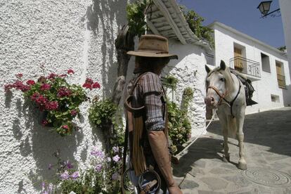 Un hombre con su caballo en Bubión.