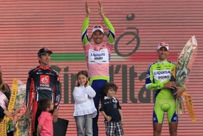 Arroyo, con su hijo Marcos; Basso, con Domitila y Santiago, y Nibali, de izquierda a derecha, en el podio de la Arena de Verona.