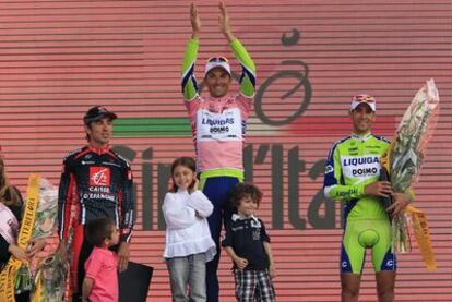 Arroyo, con su hijo Marcos; Basso, con Domitila y Santiago, y Nibali, de izquierda a derecha, en el podio de la Arena de Verona.