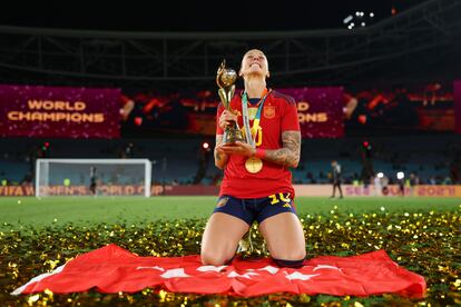 Jennifer Hermoso de España celebra con el Trofeo de la Copa Mundial Femenina en Australia, el 20 de agosto.