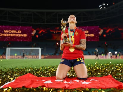 Jennifer Hermoso de España celebra con el Trofeo de la Copa Mundial Femenina en Australia, el 20 de agosto.