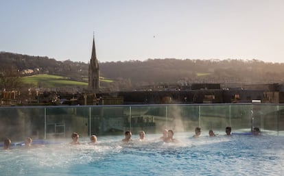 Un grupo de personas disfruta de un baño termal en plenas navidades en la piscina descubierta del Thermae Bath Spa, en la ciudad inglesa de Bath.