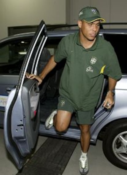 Ronaldo regresa al hotel del equipo brasileño tras someterse a unos exámenes médicos en una clínica.
