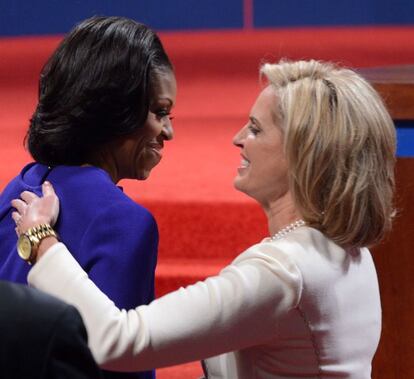 Antes de comenzar el cara la esposa del candidato republicano, Ann Romney, y la primera dama, Michelle Obama, se han saludado cariñosamente