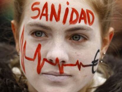 Una joven con la cara pintada en la manifestación por la sanidad pública.