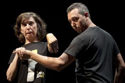 Dos artistas en un el espect&aacute;culo Impro-Show en el Teatraneu de Gr&agrave;cia/ 