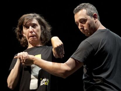 Dos artistas en un el espect&aacute;culo Impro-Show en el Teatraneu de Gr&agrave;cia/ 