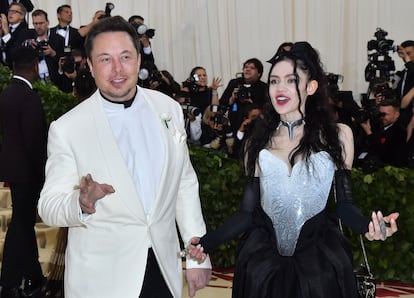 Elon Musk y Grimes, en la gala Met en la que hicieron oficial su relación en 2018.