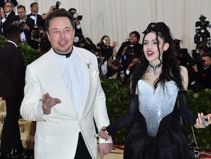 Elon Musk y Grimes, en la gala Met en la que hicieron oficial su relación en 2018.