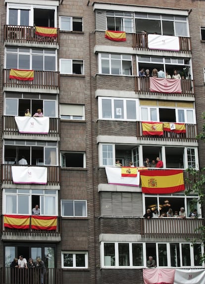 Los vecinos de la avenida Ciudad de Barcelona, enfrente de la basílica de Atocha, esperan la llegada de los novios durante su recorrido por las calles de Madrid. 