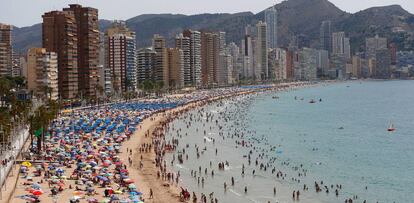 Turistas en las playas de Benidorm.