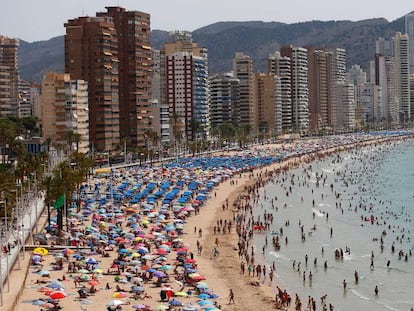 Turistas en las playas de Benidorm.