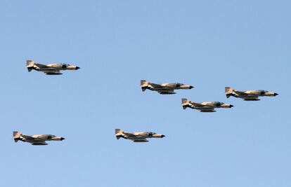 Los aviones de combate F-4 sobrevuelan Teherán.