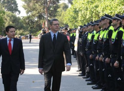 El concejal de Seguridad, Pedro Calvo, y el alcalde de Madrid, Alberto Ruiz-Gallardón, pasan revista ante los alumnos de la Policía Municipal.