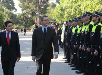 El concejal de Seguridad, Pedro Calvo, y el alcalde de Madrid, Alberto Ruiz-Gallardón, pasan revista ante los alumnos de la Policía Municipal.